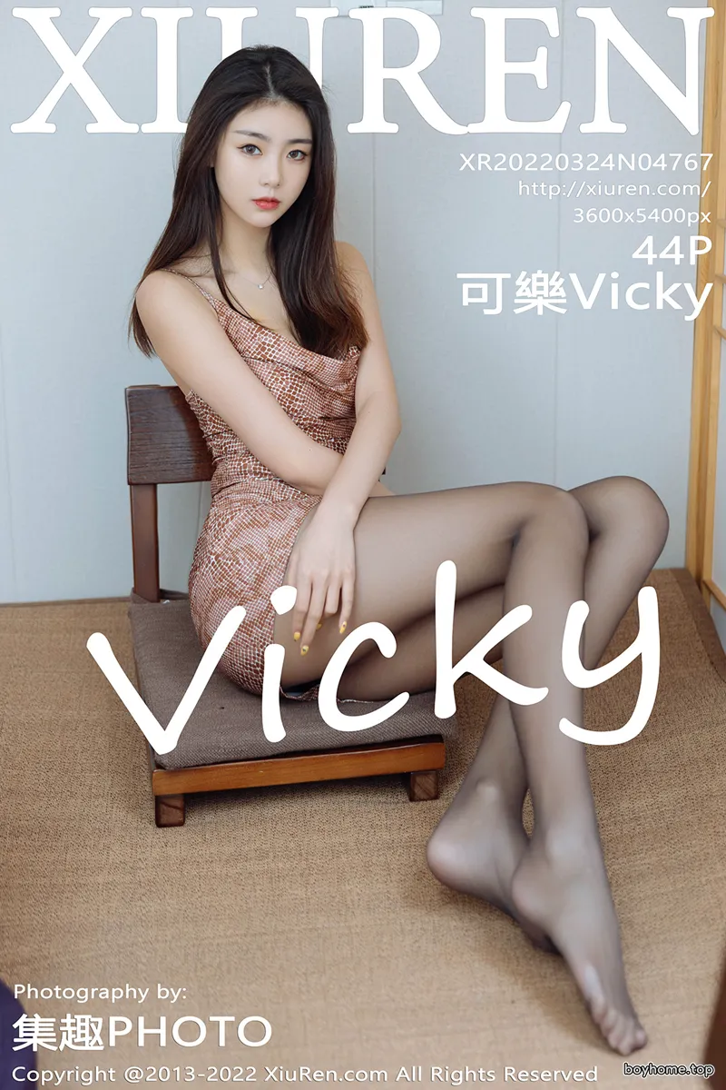 [XiuRen秀人网] No.4767 模特可乐Vicky褐灰色连衣短裙配超薄黑丝秀完美曲线诱惑写真