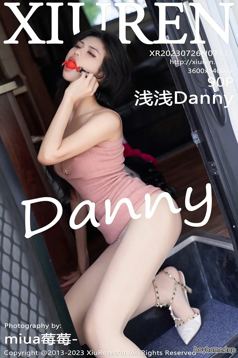 [XiuRen秀人网] No.7137 模特浅浅Danny性感粉色连衣裙配开档肉丝秀丰腴身姿诱惑写真