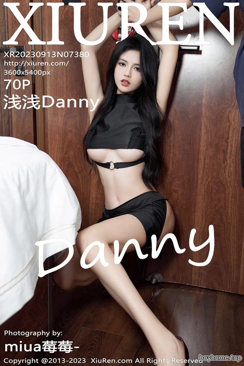 [XiuRen秀人网] No.7380 模特浅浅Danny性感黑色短款上衣配黑短裙秀黑丝网袜诱惑写真