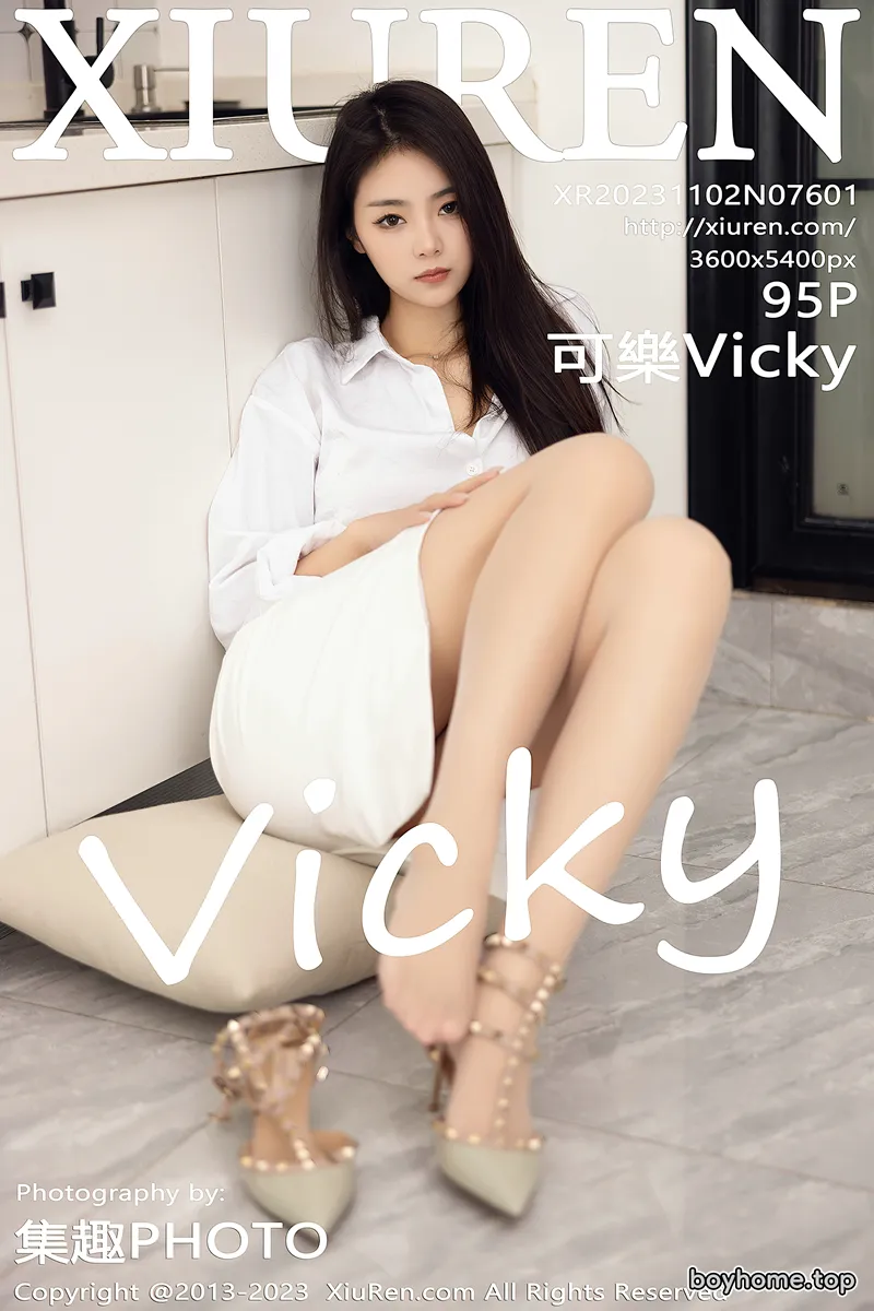 [XiuRen秀人网] No.7601 模特可乐Vicky性感白T配白短裙露原色丝袜秀完美身材诱惑写真