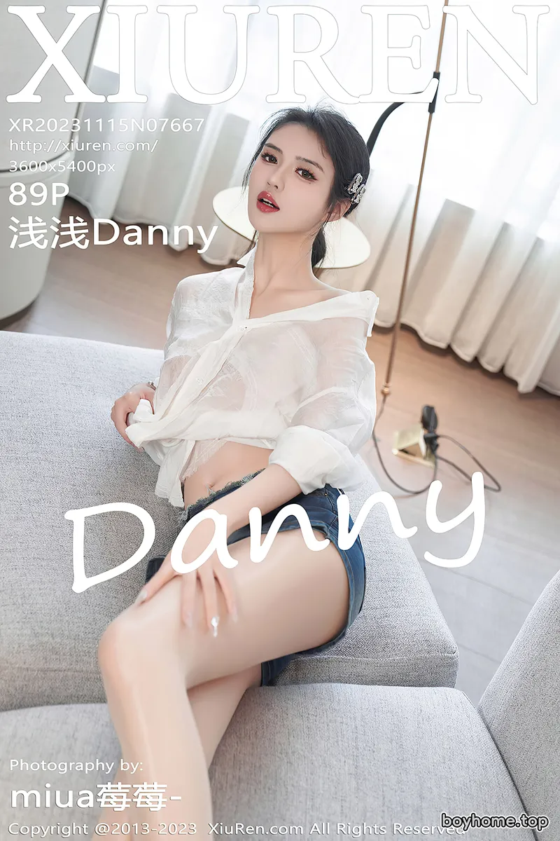 [XiuRen秀人网] No.7667 模特浅浅Danny性感白T配牛仔短裙露闪亮肉丝秀美腿诱惑写真