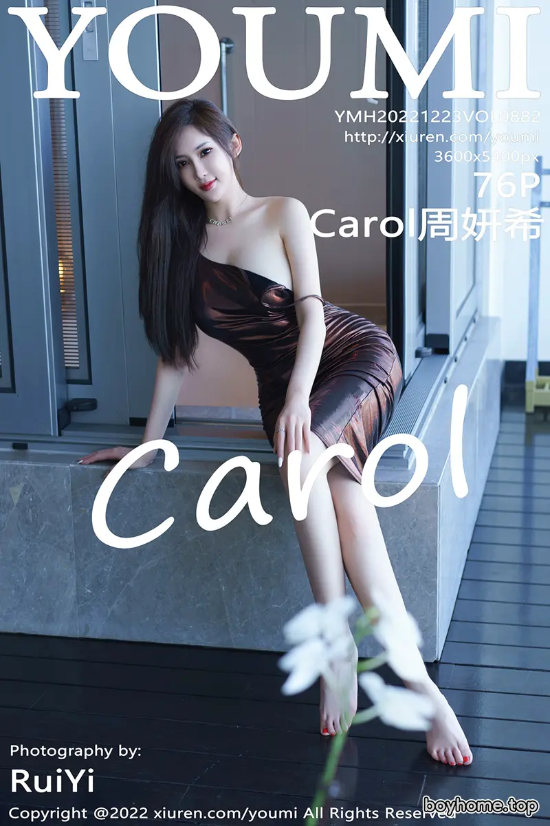 [YouMi尤蜜荟] Vol.882 女神Carol周妍希性感暗红吊带长裙半撩秀豪乳翘臀惹火诱惑写真